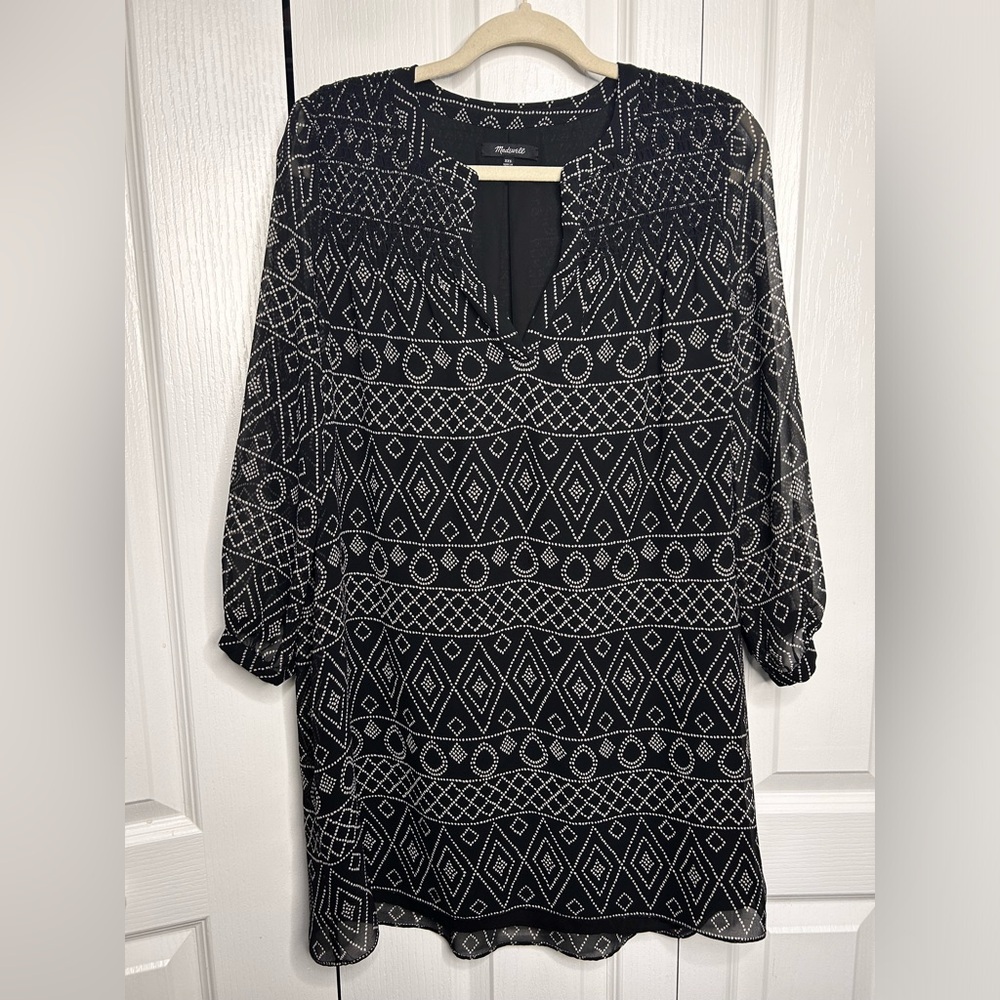 Madewell Black Print V Neck Smocked Shift Dress
Sheer Long Sleeves Women's XXS